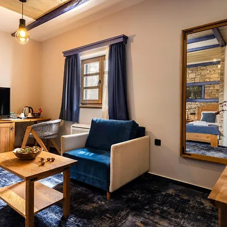 默主歌耶赫尔采民族村酒店