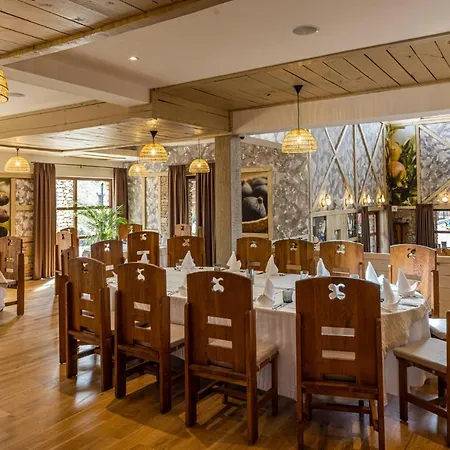 默主歌耶赫尔采民族村酒店 度假村 4*