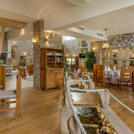 默主歌耶赫尔采民族村酒店 4*